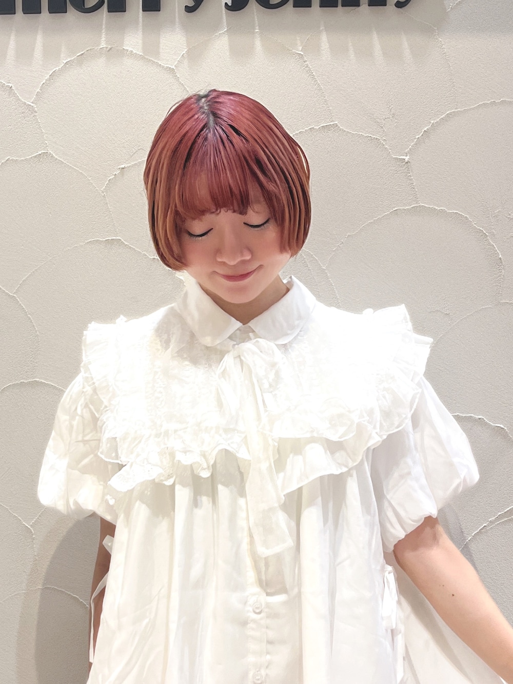 ホワイト系のワンピース、ホワイト系のスニーカー、ホワイト系の付け襟を着用したレディースの春コーディネートの4枚目の写真