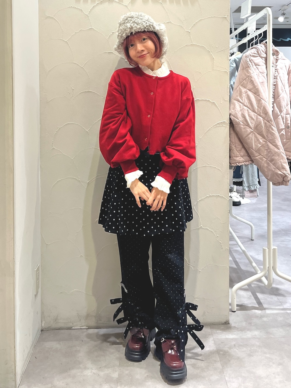 ブラック系のスカート、ブラック系のスラックス、レッド系のローファーを着用したレディースの秋コーディネートの2枚目の写真