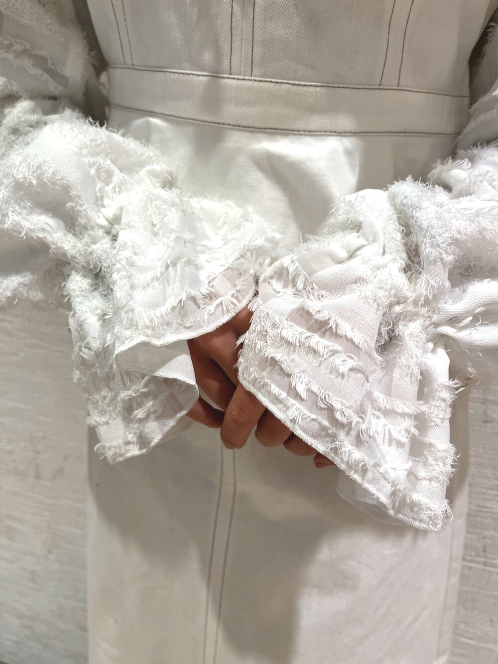 ホワイト系のワンピース、ブルー系のTシャツ/カットソー、ホワイト系のシャツ/ブラウスを着用したレディースの春コーディネートの4枚目の写真