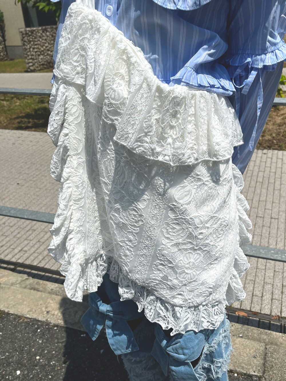 ブルー系のシャツ/ブラウス、ホワイト系のトートバッグ、ブルー系のデニムパンツを着用したレディースの夏コーディネートの8枚目の写真