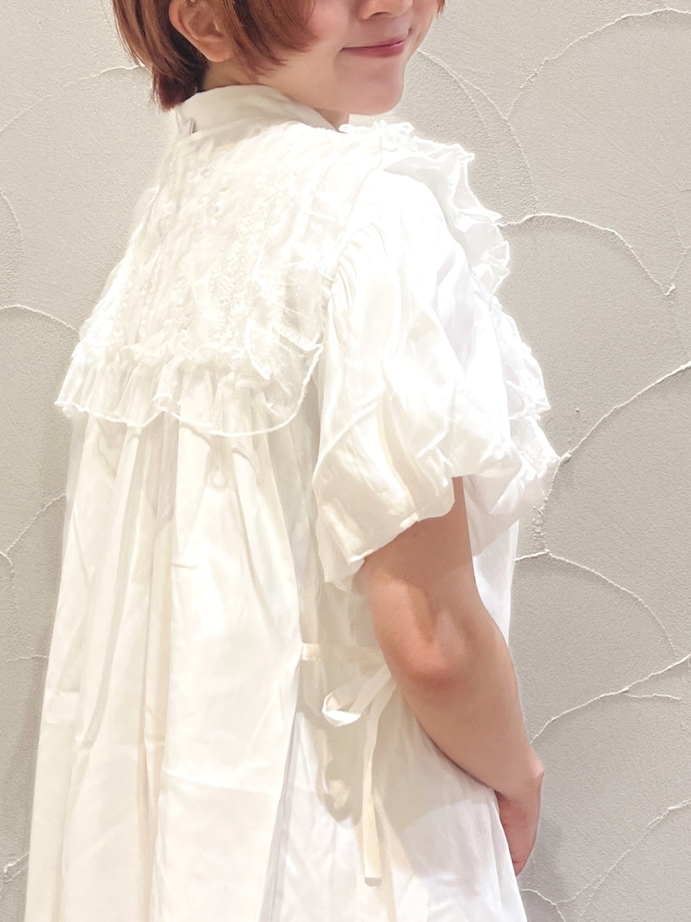 ホワイト系のワンピース、ホワイト系のスニーカー、ホワイト系の付け襟を着用したレディースの春コーディネートの6枚目の写真