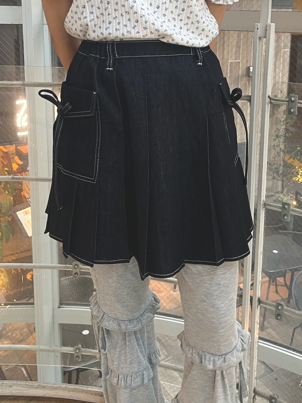 ブラック系のスカート、グレー系のスウェットパンツ、ブラック系のスニーカーを着用したレディースの夏コーディネートの9枚目の写真