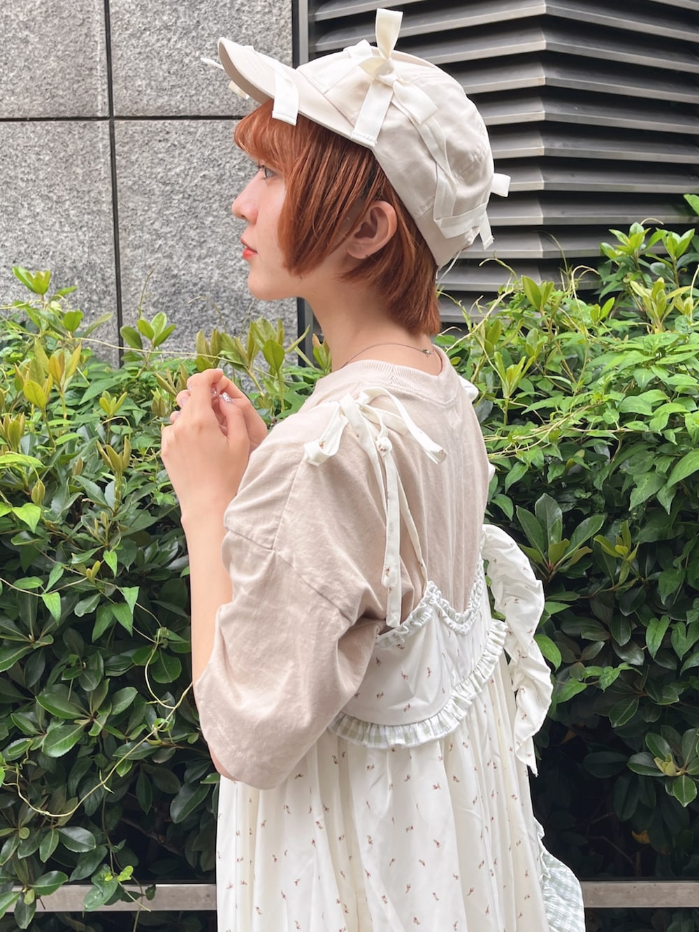 ベージュ系のTシャツ/カットソー、ベージュ系のサンダル、グリーン系のワンピースを着用したレディースの夏コーディネートの6枚目の写真