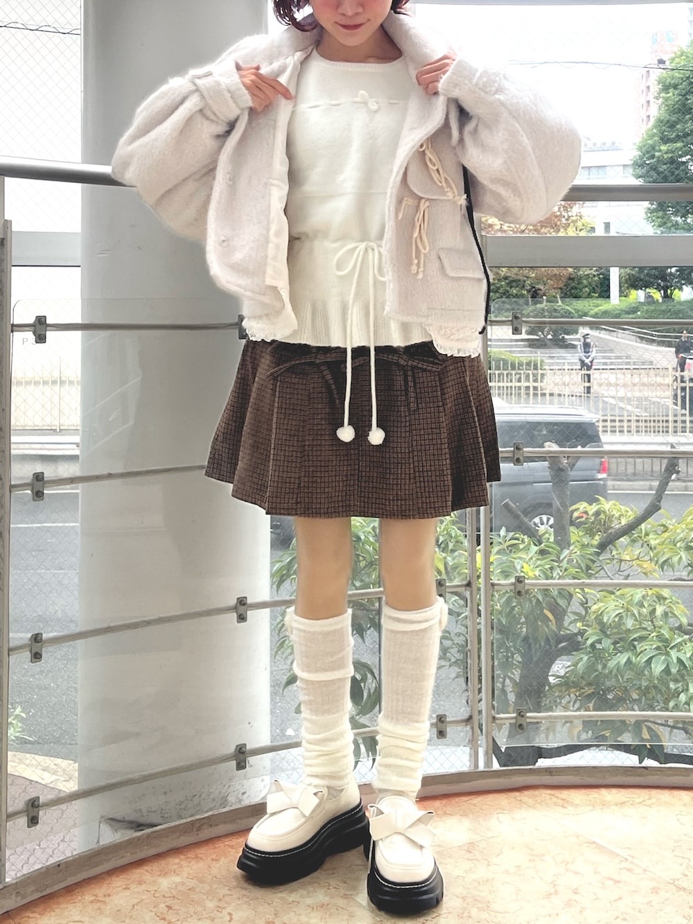 ホワイト系のニット/セーター、ホワイト系のダッフルコート、その他のスカートを着用したレディースの秋コーディネートの2枚目の写真