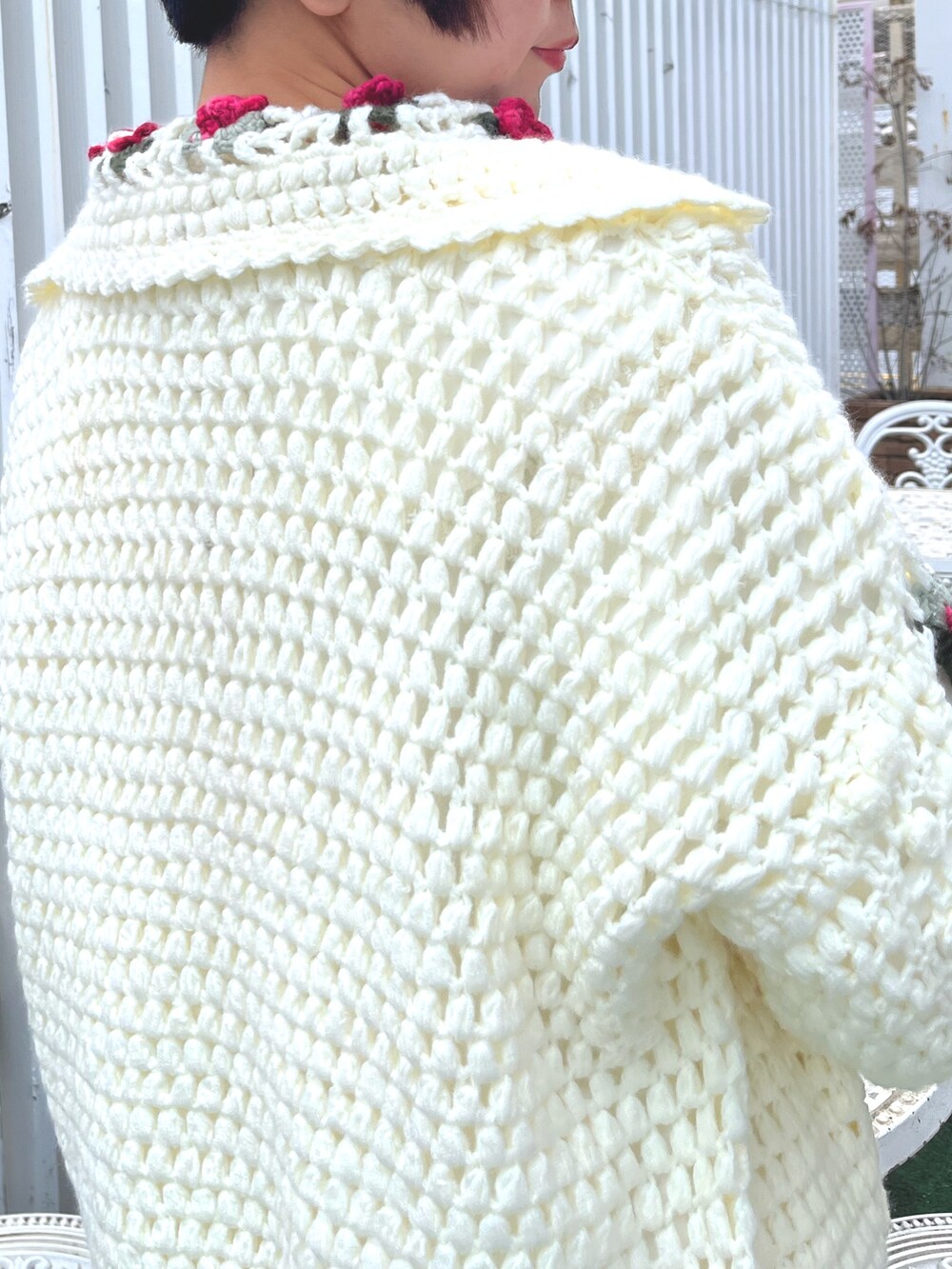 ホワイト系のカーディガン/ボレロ、ホワイト系のスウェット、ホワイト系のワンピースを着用したレディースの冬コーディネートの7枚目の写真