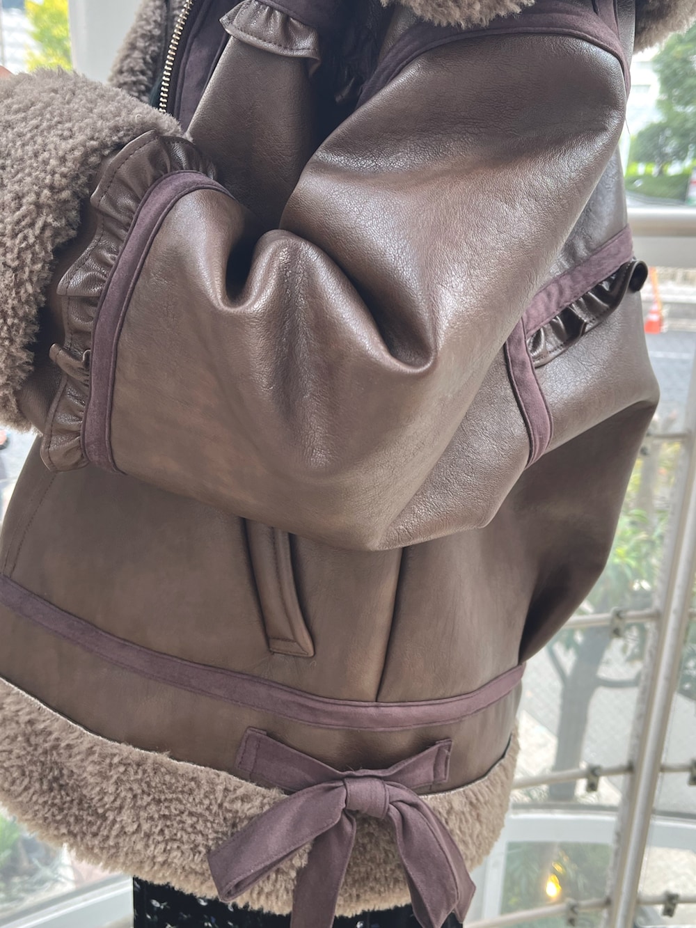 ブラウン系のムートンコート、ホワイト系のニット/セーター、その他のワンピースを着用したレディースの秋コーディネートの8枚目の写真