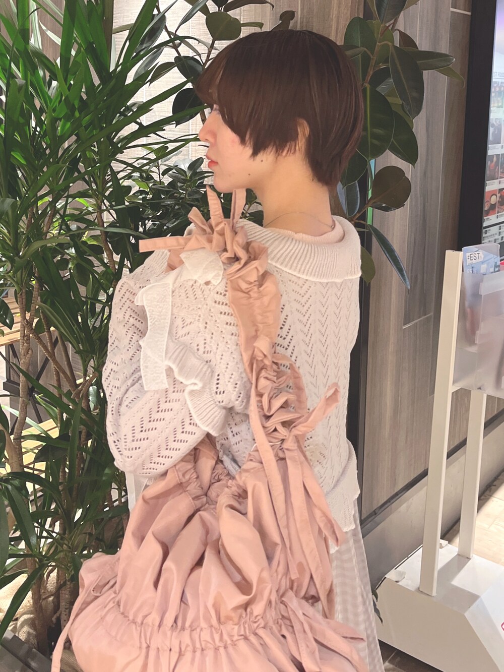 グレー系のカーディガン/ボレロ、ピンク系のニット/セーター、ベージュ系のワンピースを着用したレディースの春コーディネートの6枚目の写真