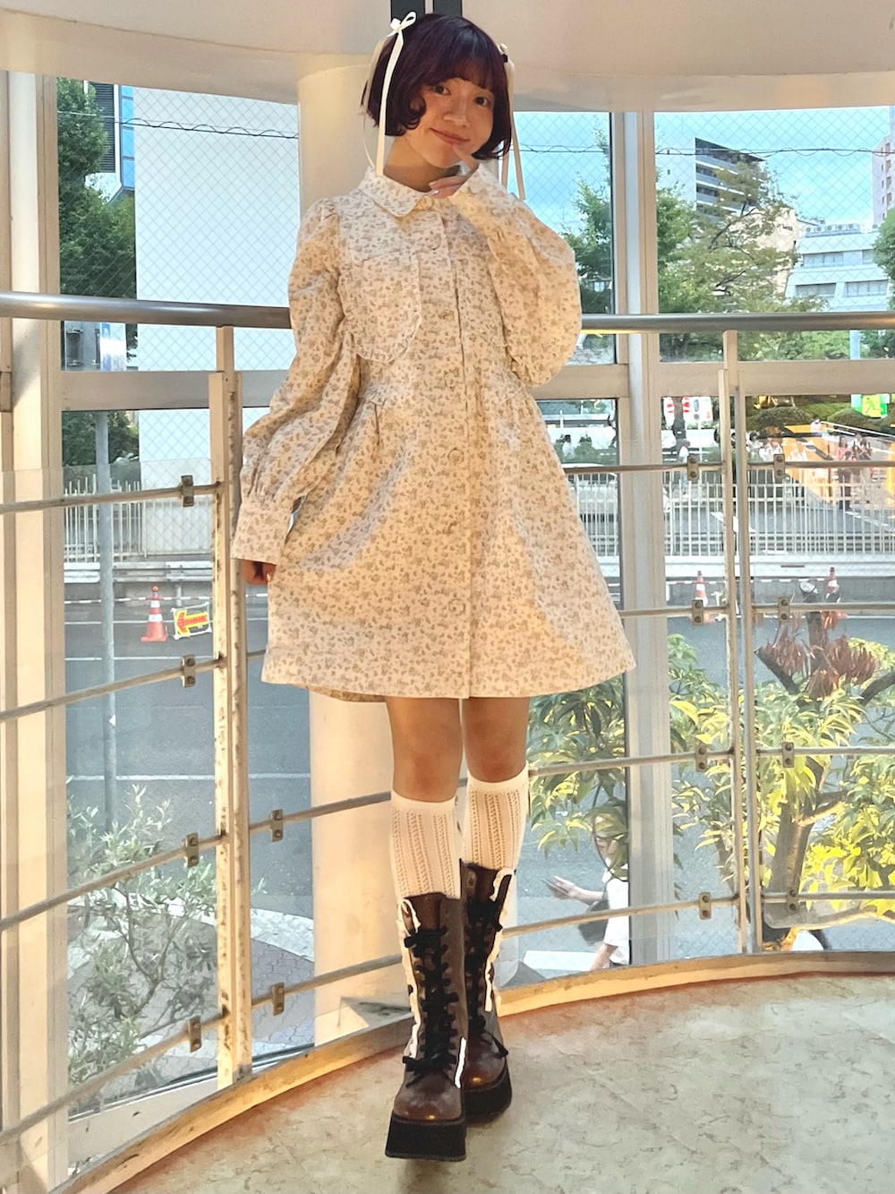 ホワイト系のワンピース、ブラウン系のブーツを着用したレディースの秋コーディネートの2枚目の写真