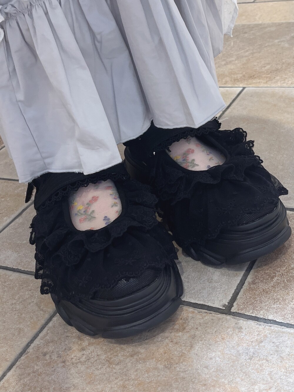 グレー系のワンピース、パープル系のTシャツ/カットソー、ブラック系のシャツ/ブラウスを着用したレディースの夏コーディネートの8枚目の写真