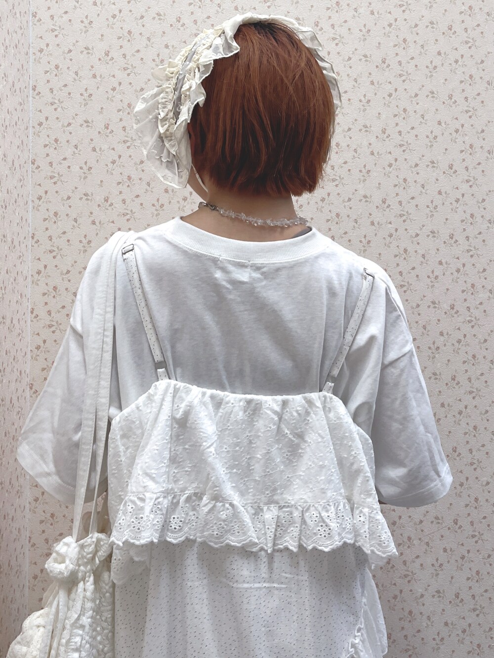 ホワイト系のTシャツ/カットソー、ホワイト系のワンピース、ホワイト系のスニーカーを着用したレディースの夏コーディネートの8枚目の写真