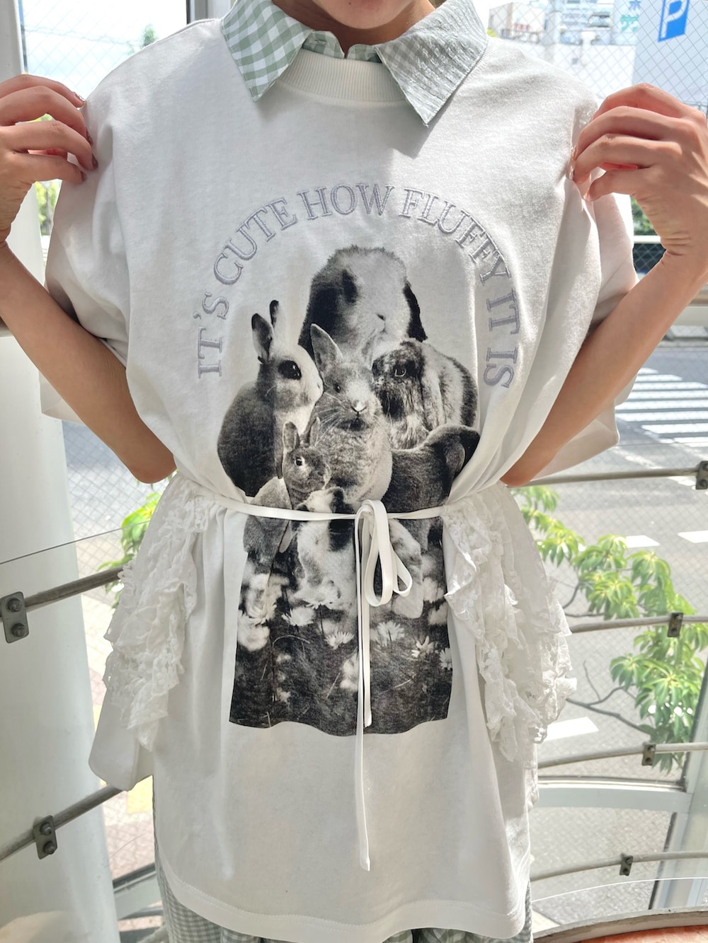 ホワイト系のTシャツ/カットソー、グリーン系のワンピース、ブラック系のスニーカーを着用したレディースの夏コーディネートの8枚目の写真