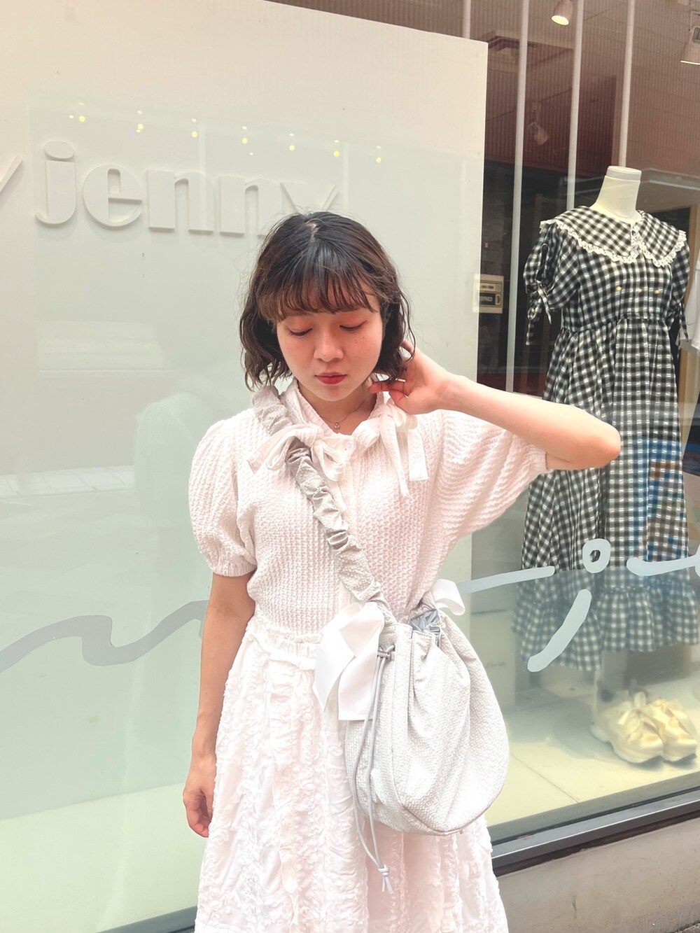 ホワイト系のスカート、ホワイト系のシャツ/ブラウス、グリーン系のショルダーバッグを着用したレディースの夏コーディネートの5枚目の写真