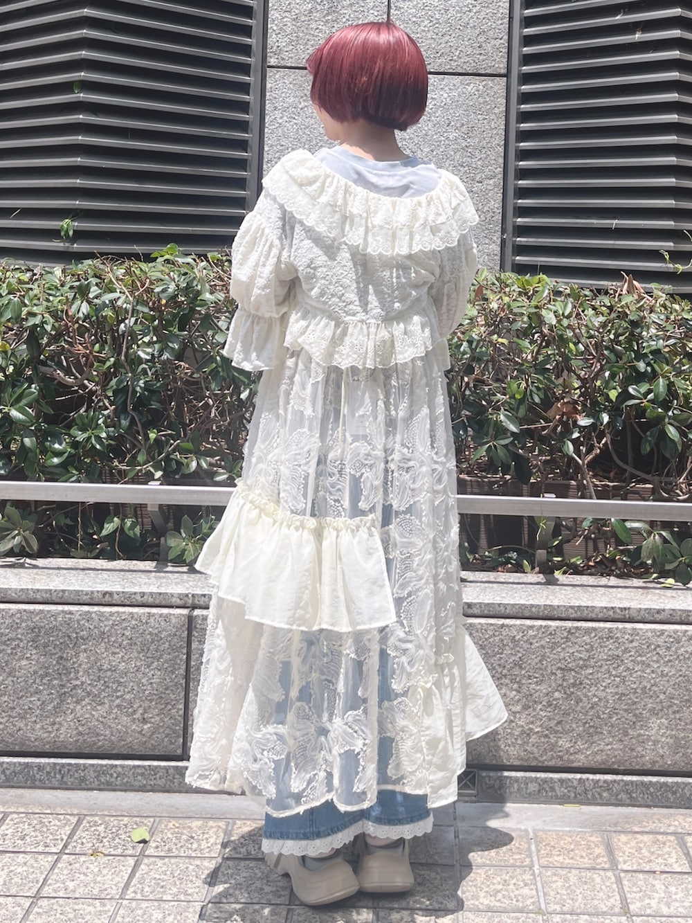 ホワイト系のワンピース、ブルー系のTシャツ/カットソー、ホワイト系のカーディガン/ボレロを着用したレディースの夏コーディネートの4枚目の写真