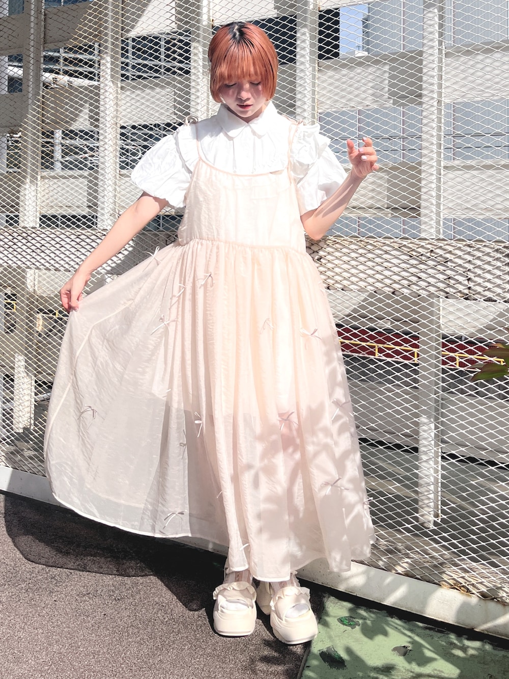 ホワイト系のワンピース、ベージュ系のワンピース、ホワイト系のサンダルを着用したレディースの夏コーディネートの2枚目の写真