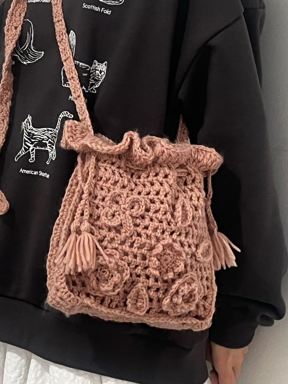 ホワイト系のシャツ/ブラウス、グレー系のスウェット、ピンク系のハンドバッグを着用したレディースの冬コーディネートの7枚目の写真