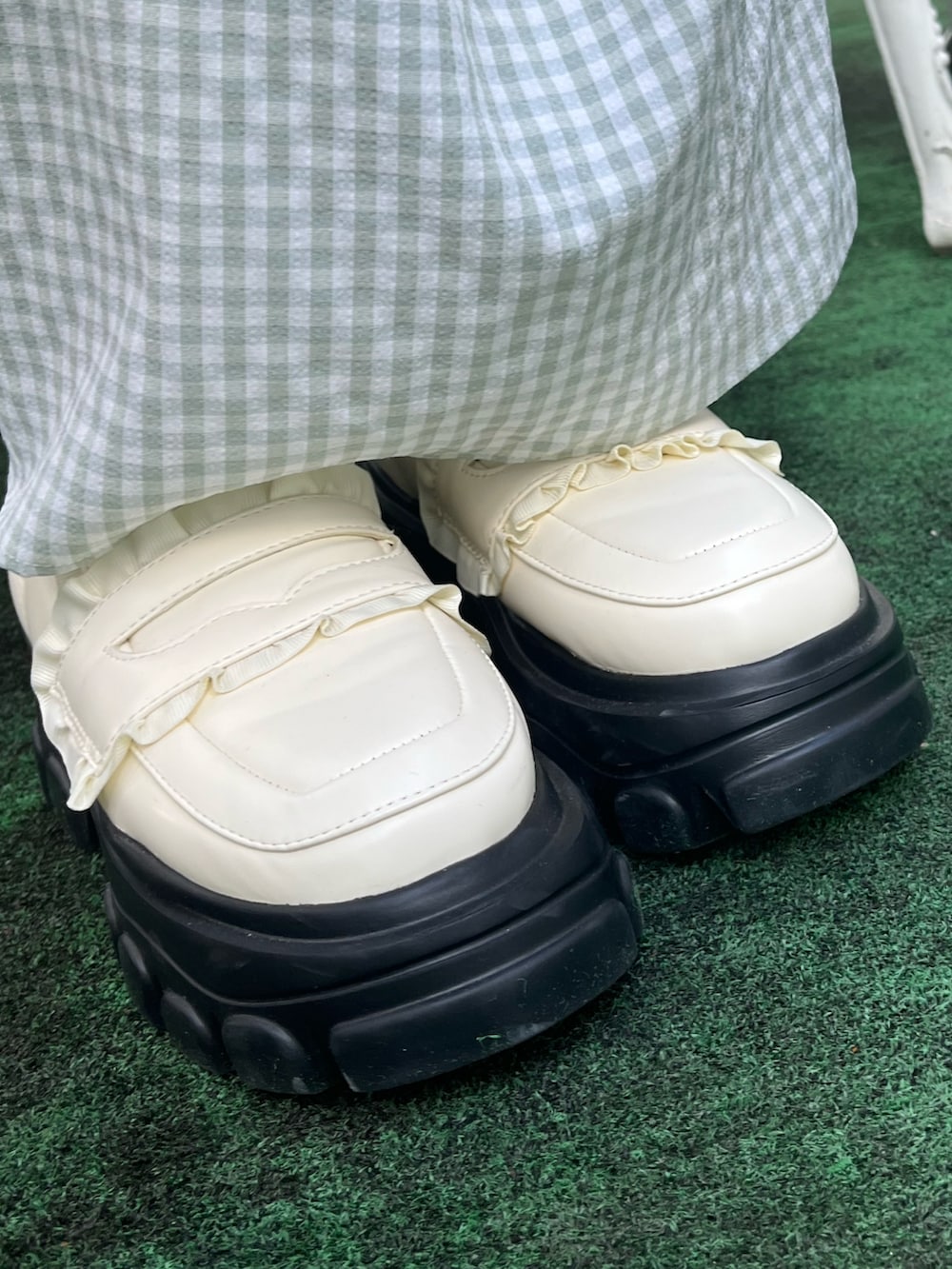 ホワイト系のローファー、グリーン系のワンピース、ピンク系のショルダーバッグを着用したレディースの冬コーディネートの9枚目の写真