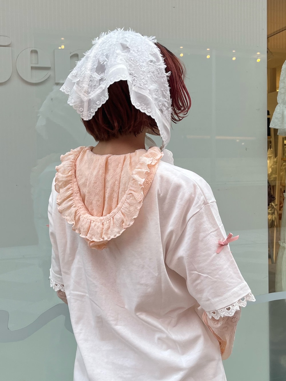 ホワイト系のスカート、ホワイト系のハンドバッグ、ホワイト系のTシャツ/カットソーを着用したレディースの夏コーディネートの8枚目の写真