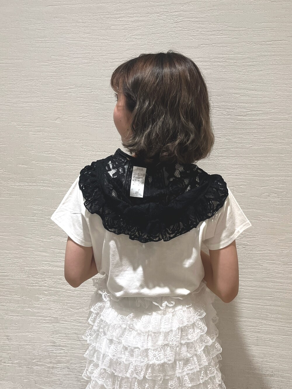 ホワイト系のスカート、ホワイト系のカーゴパンツ、ブラック系のサンダルを着用したレディースの春コーディネートの6枚目の写真