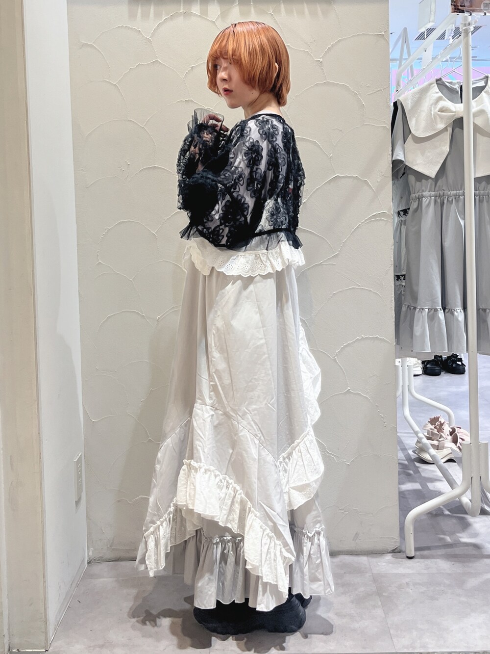 グレー系のワンピース、パープル系のTシャツ/カットソー、ブラック系のシャツ/ブラウスを着用したレディースの夏コーディネートの4枚目の写真