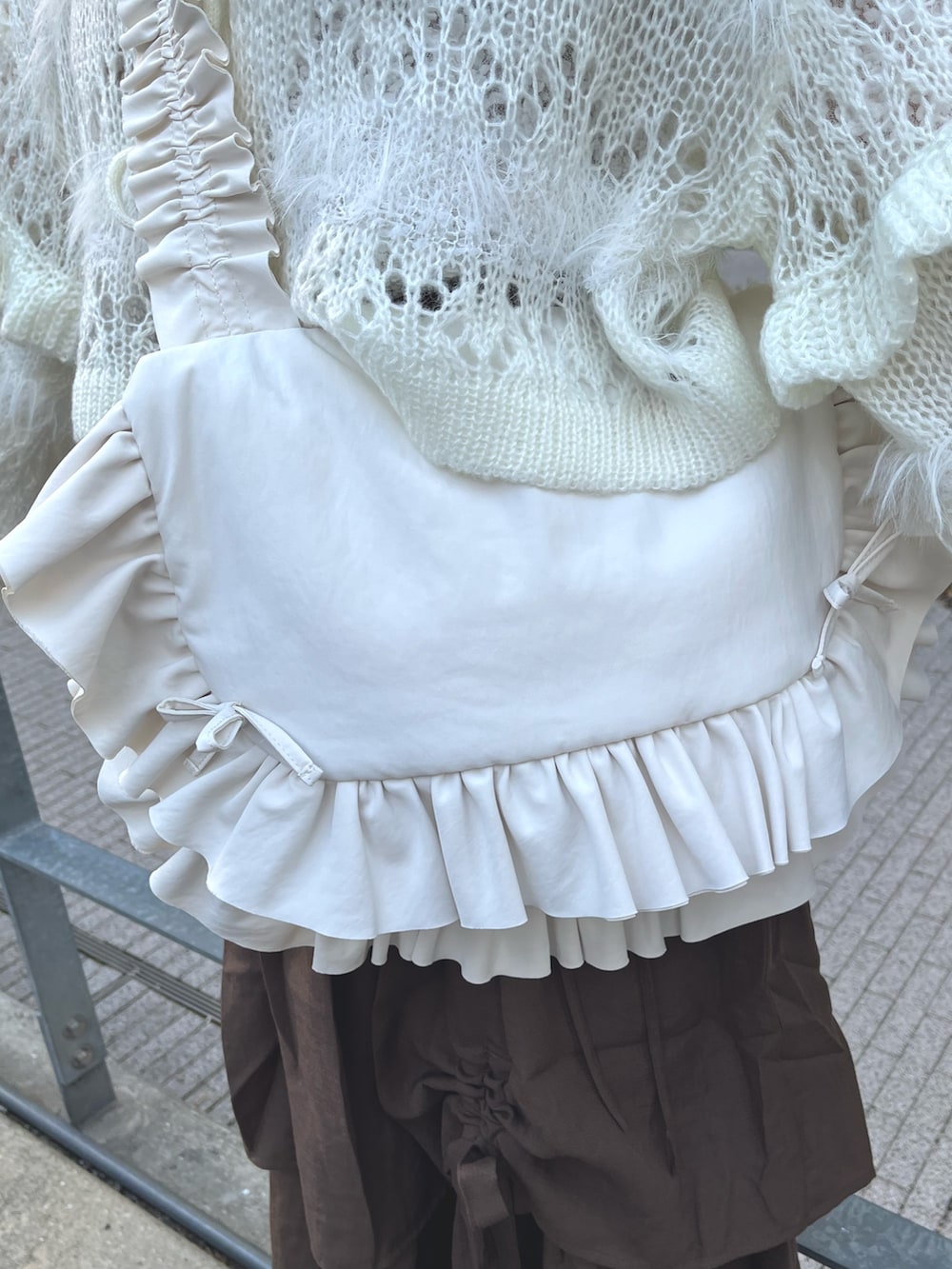 ホワイト系のカーディガン/ボレロ、ホワイト系のTシャツ/カットソー、ホワイト系のショルダーバッグを着用したレディースの秋コーディネートの9枚目の写真