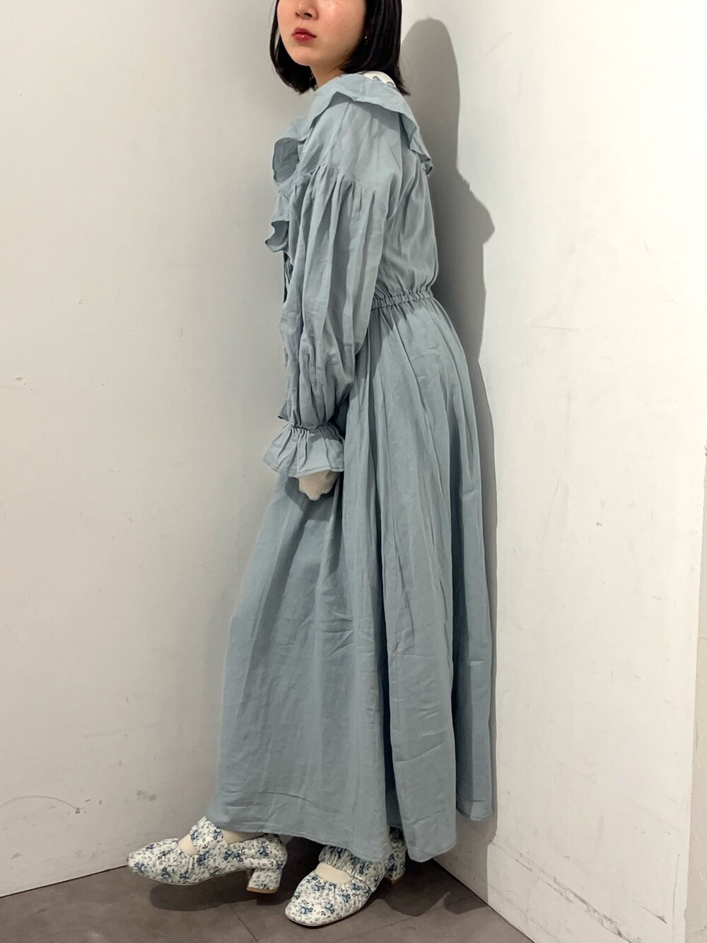 グリーン系のワンピース、ホワイト系のパンプス、ホワイト系のTシャツ/カットソーを着用したレディースの春コーディネートの4枚目の写真