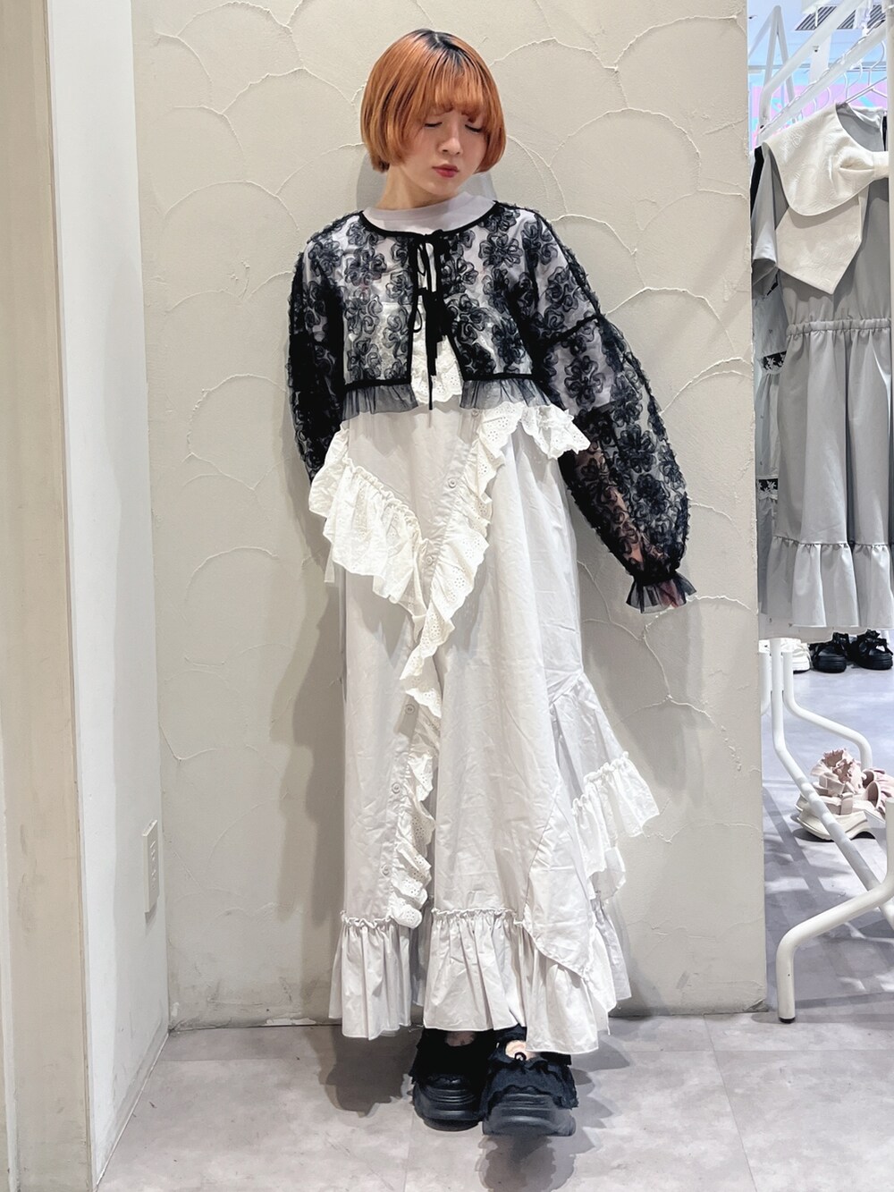 グレー系のワンピース、パープル系のTシャツ/カットソー、ブラック系のシャツ/ブラウスを着用したレディースの夏コーディネートの2枚目の写真