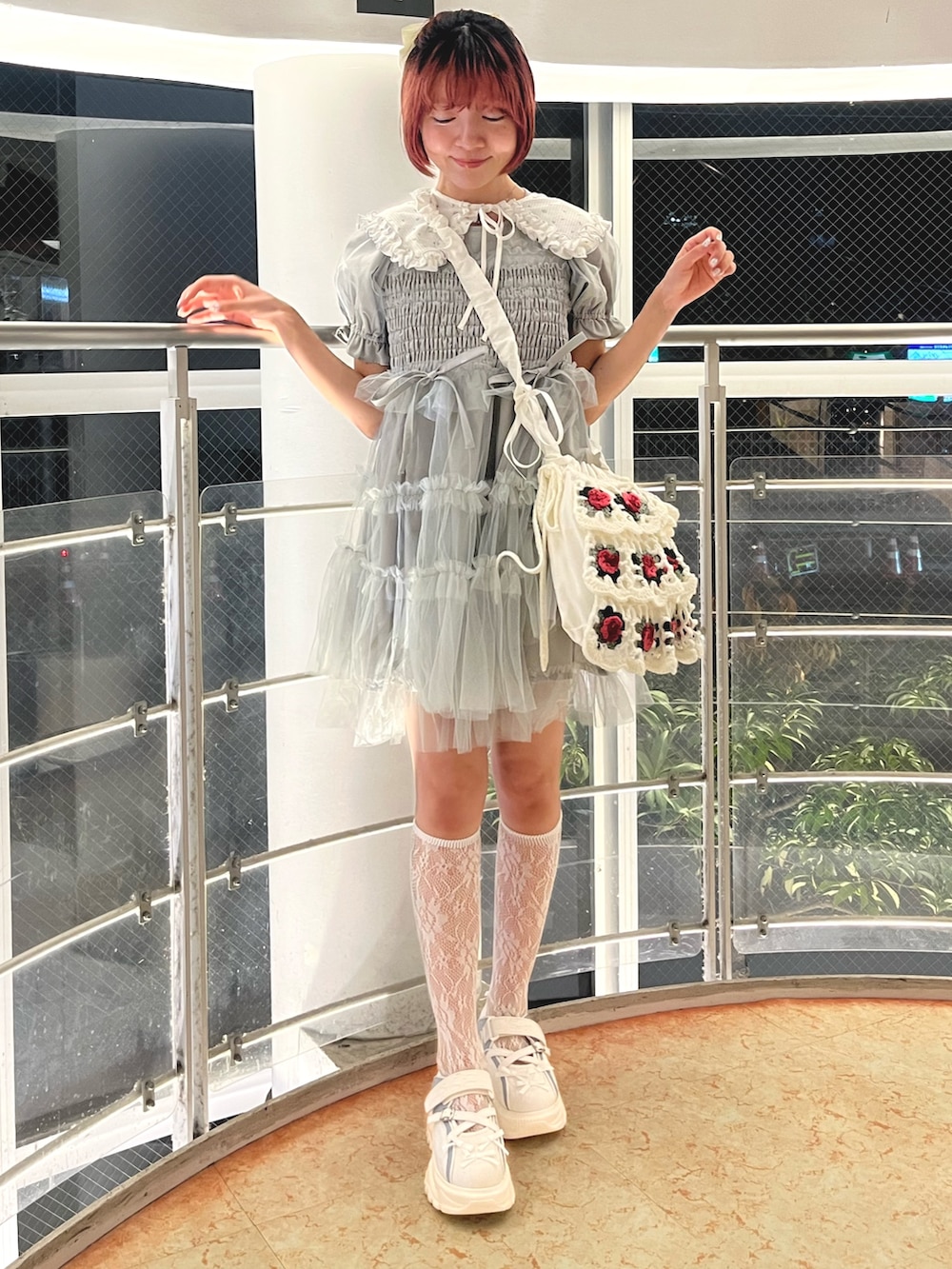 ブルー系のワンピース、ホワイト系のショルダーバッグ、ブルー系のスニーカーを着用したレディースの夏コーディネートの5枚目の写真