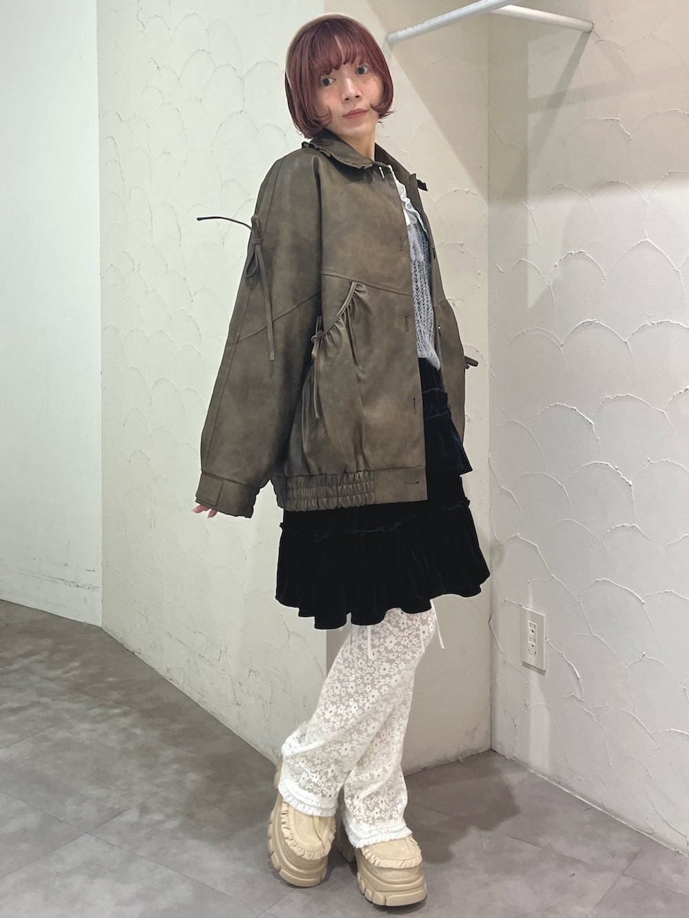 ブラウン系のブルゾン、ホワイト系のシャツ/ブラウス、ホワイト系のその他パンツを着用したレディースの秋コーディネートの3枚目の写真