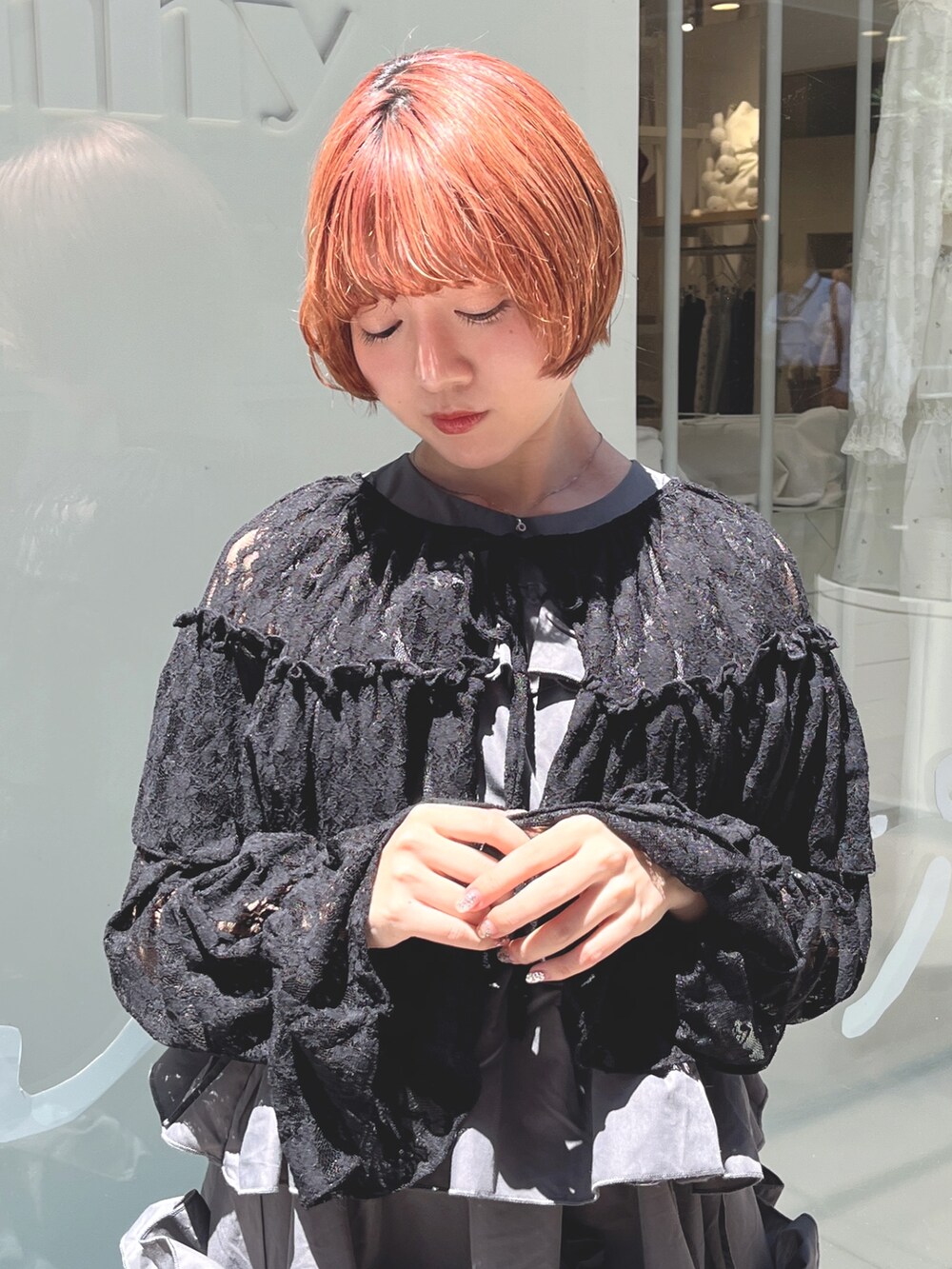 グレー系のワンピース、ブラック系のカーディガン/ボレロ、ブラック系のサンダルを着用したレディースの夏コーディネートの5枚目の写真