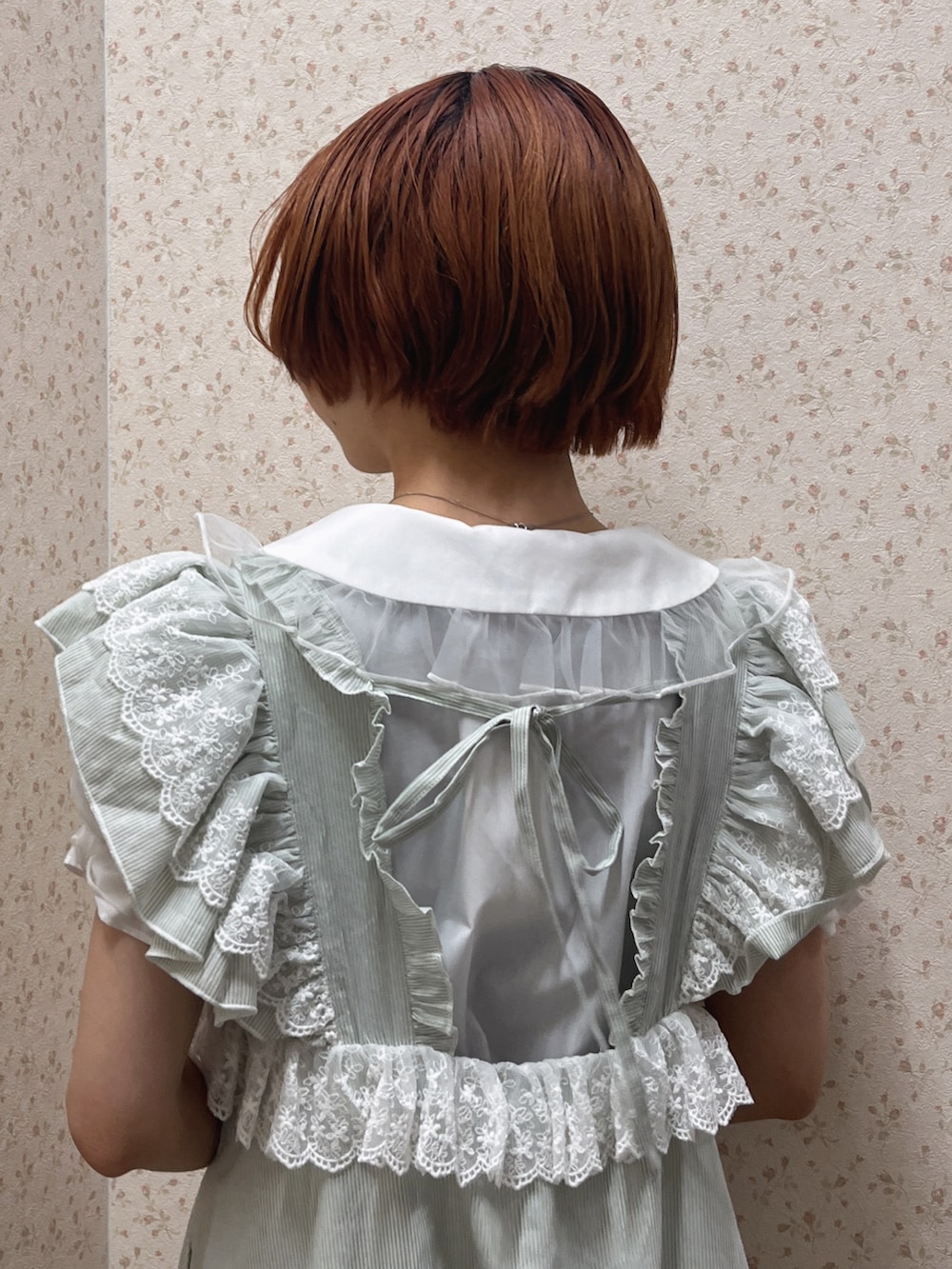 グリーン系のワンピース、ホワイト系のシャツ/ブラウス、ホワイト系のスニーカーを着用したレディースの夏コーディネートの7枚目の写真