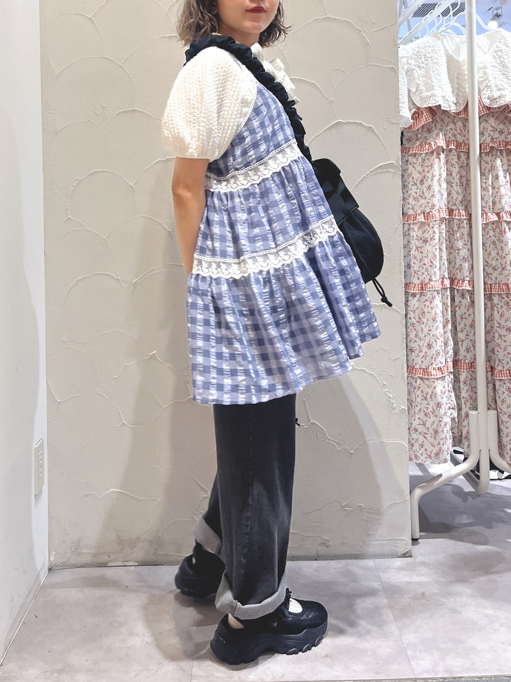 ホワイト系のシャツ/ブラウス、ブルー系のキャミソール、ブラック系のショルダーバッグを着用したレディースの夏コーディネートの4枚目の写真