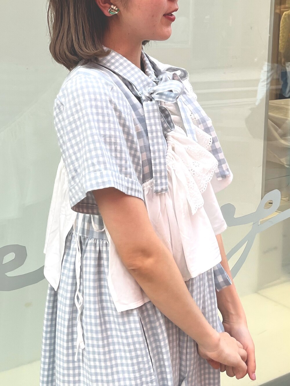 ブルー系のワンピース、ホワイト系のバレエシューズ、ホワイト系の付け襟を着用したレディースの春コーディネートの6枚目の写真