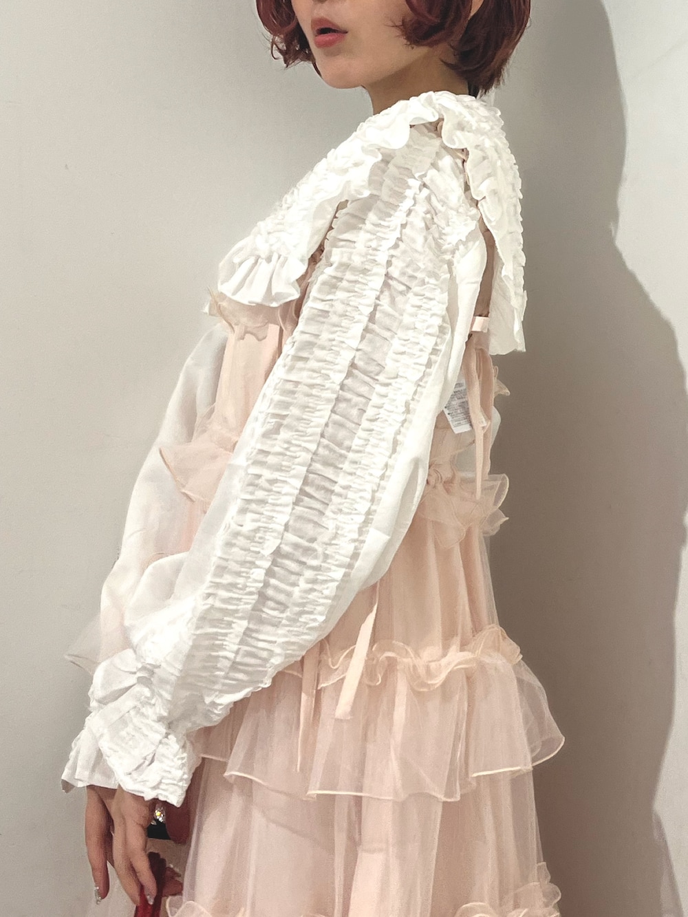 ホワイト系のシャツ/ブラウス、ピンク系のワンピース、レッド系のハンドバッグを着用したレディースの秋コーディネートの6枚目の写真