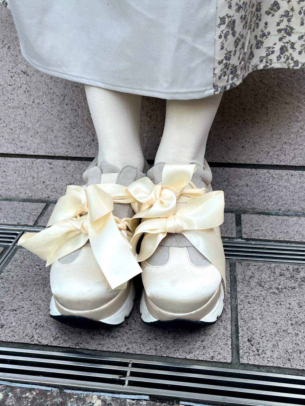 ブルー系のスウェット、ブルー系のワンピース、ホワイト系のスニーカーを着用したレディースの冬コーディネートの9枚目の写真