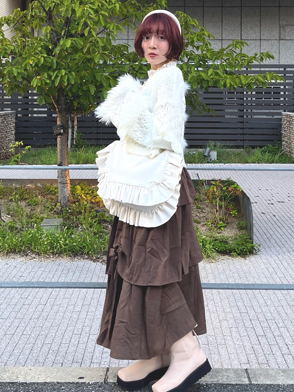 ホワイト系のカーディガン/ボレロ、ホワイト系のTシャツ/カットソー、ホワイト系のショルダーバッグを着用したレディースの秋コーディネートの3枚目の写真