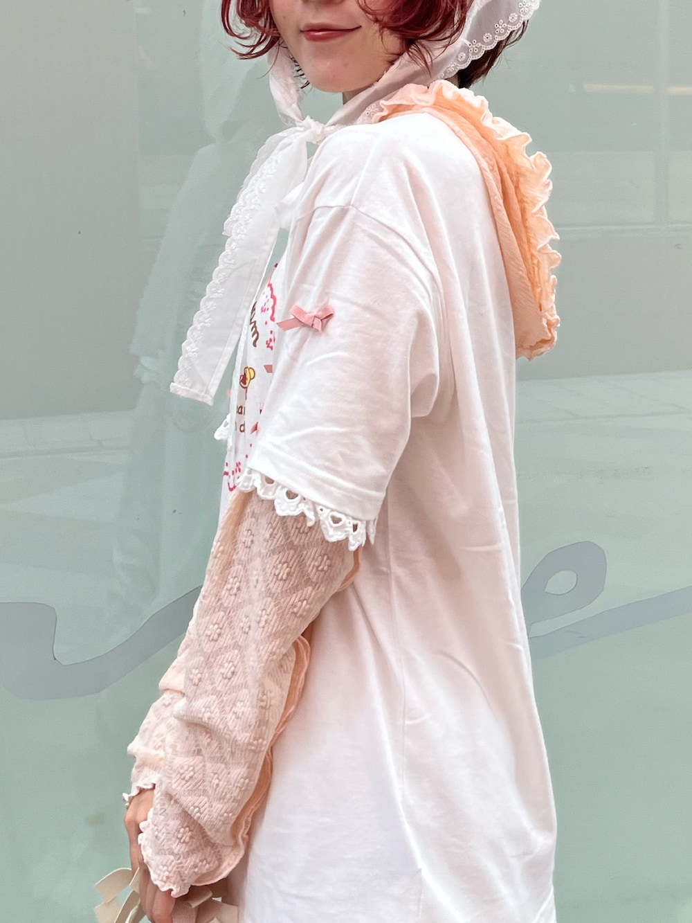 ホワイト系のスカート、ホワイト系のハンドバッグ、ホワイト系のTシャツ/カットソーを着用したレディースの夏コーディネートの7枚目の写真