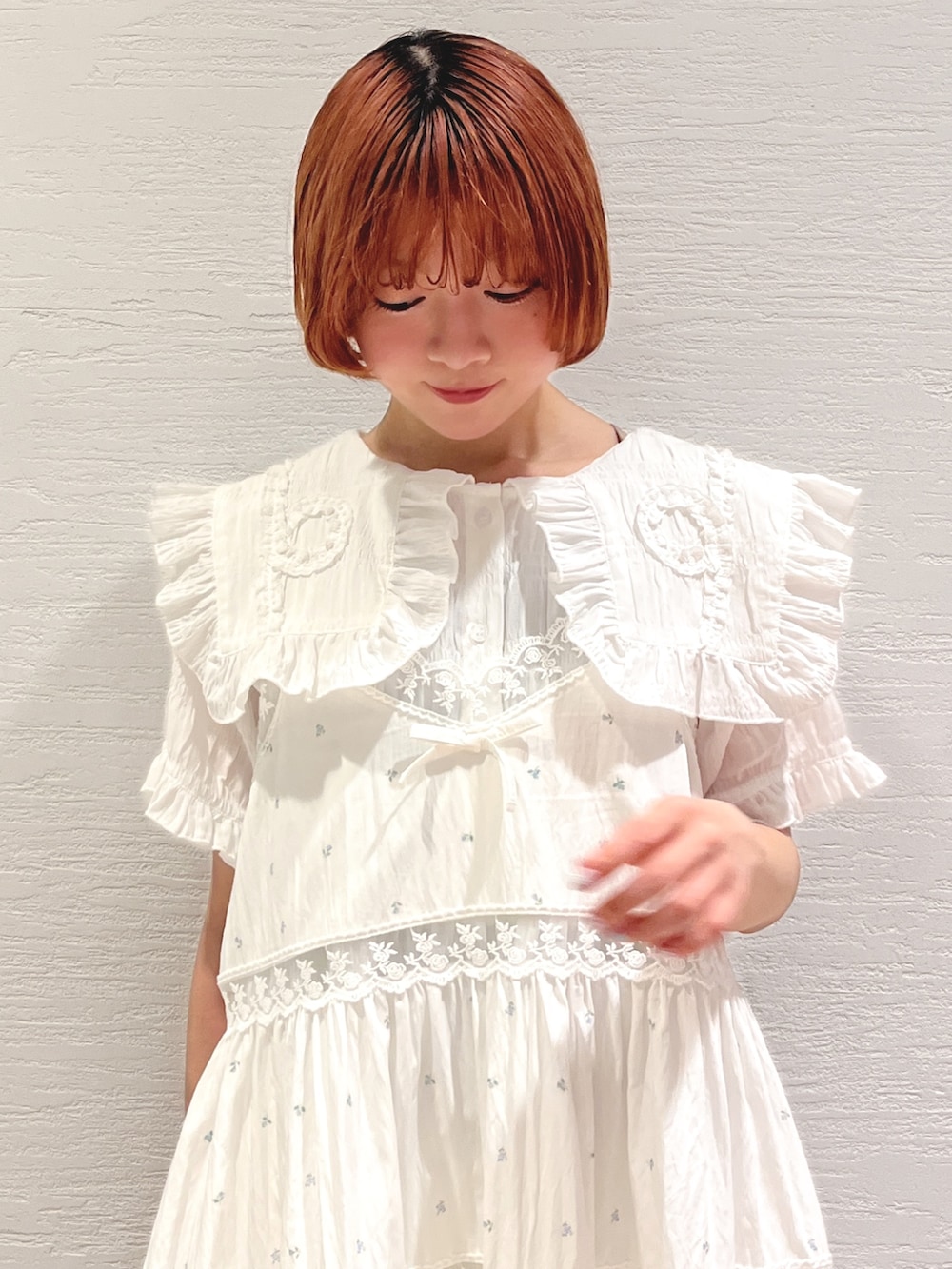 ホワイト系のワンピース、ブルー系のキャミソール、ホワイト系のその他パンツを着用したレディースの夏コーディネートの5枚目の写真