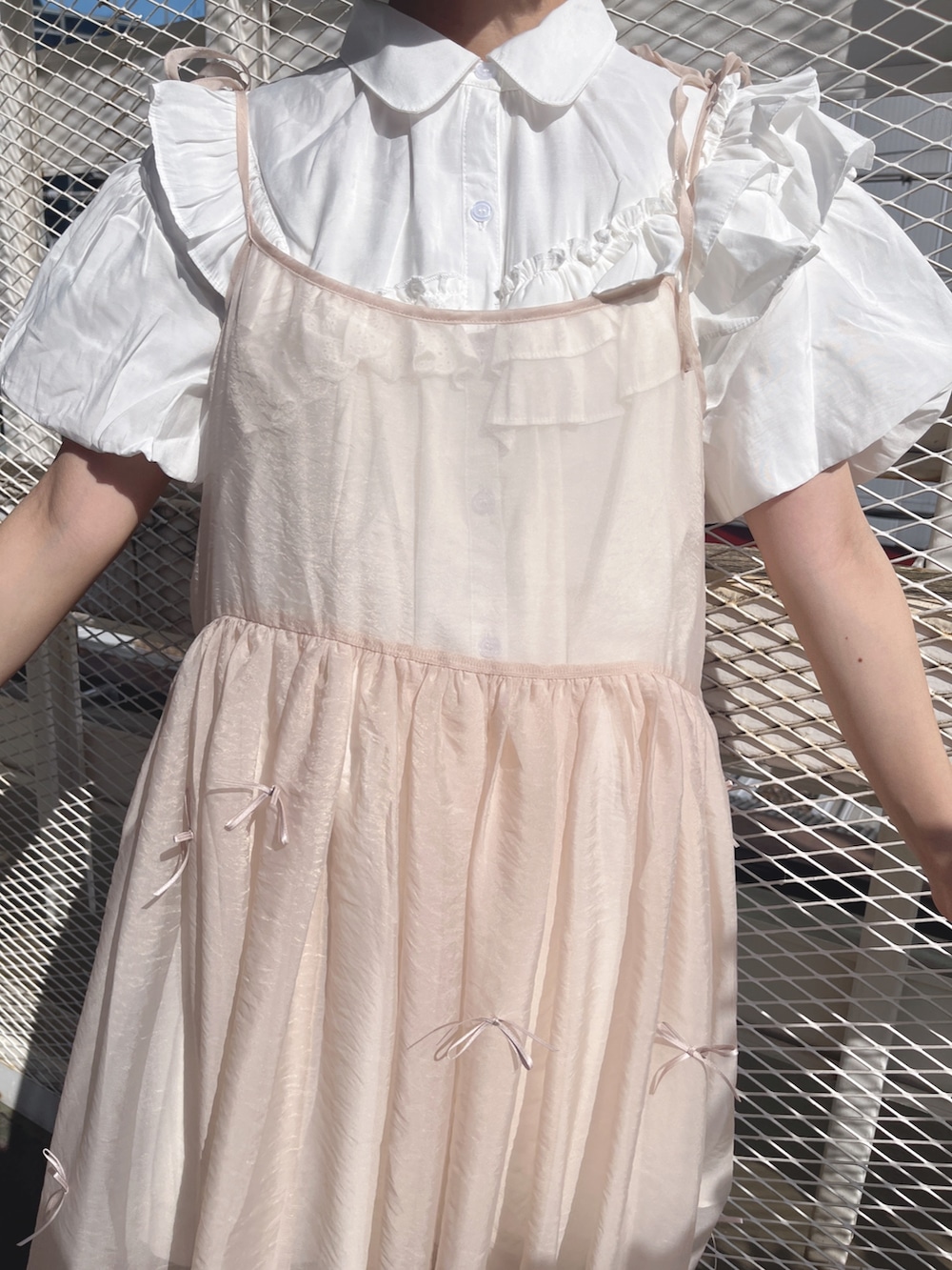 ホワイト系のワンピース、ベージュ系のワンピース、ホワイト系のサンダルを着用したレディースの夏コーディネートの8枚目の写真