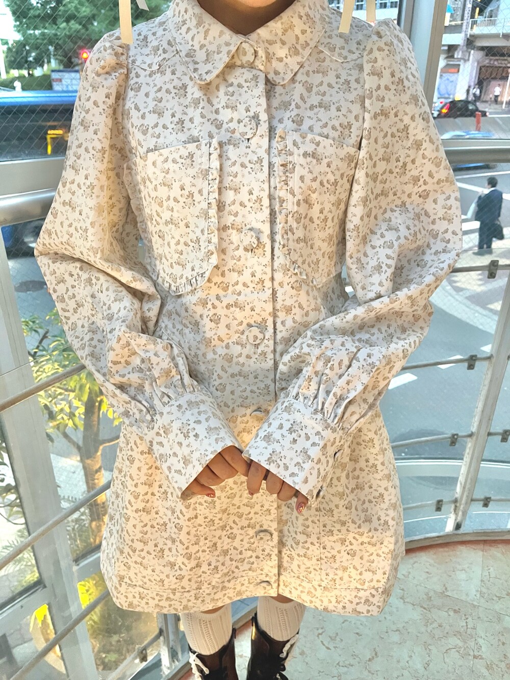 ホワイト系のワンピース、ブラウン系のブーツを着用したレディースの秋コーディネートの8枚目の写真