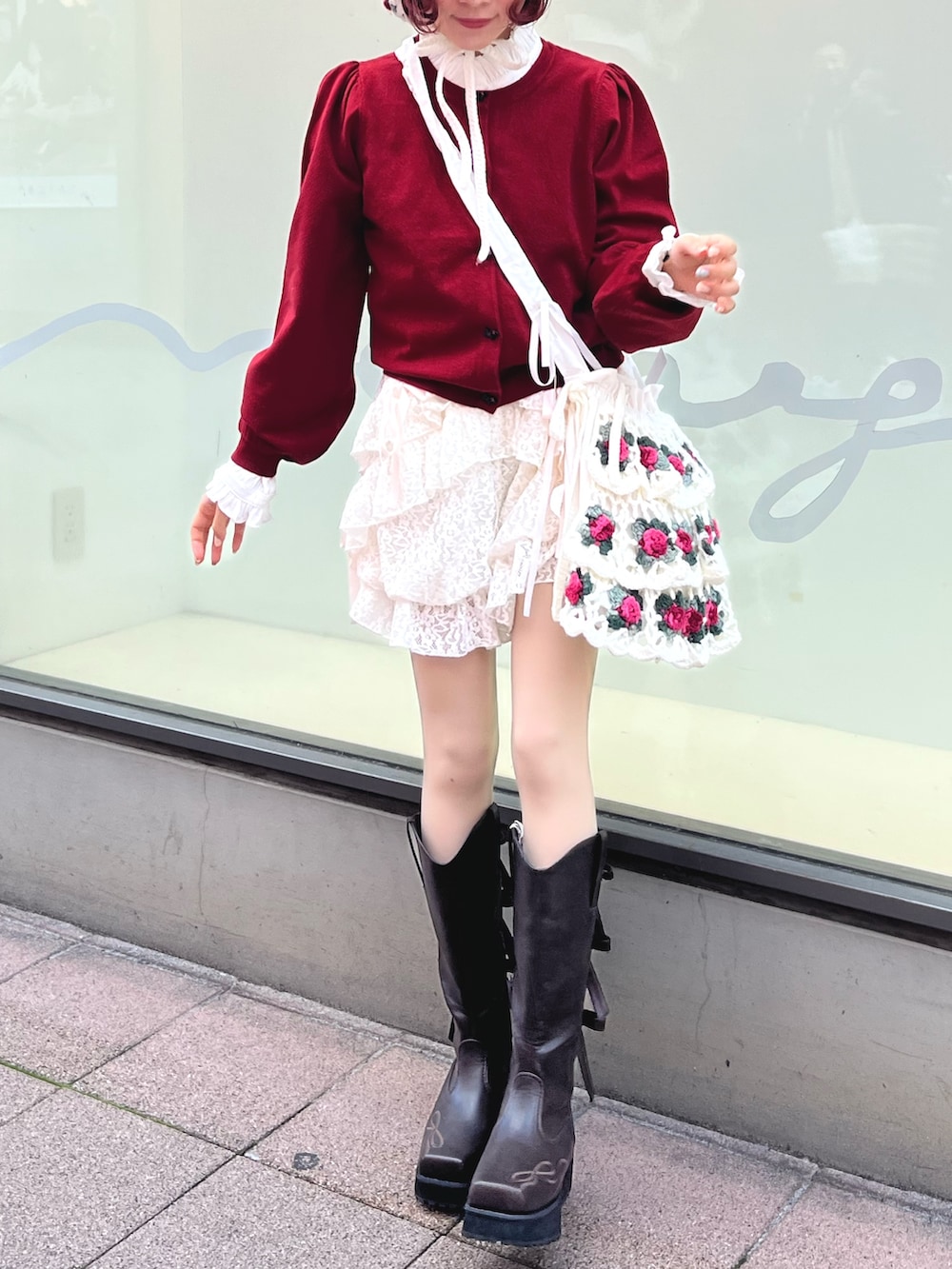 レッド系のカーディガン/ボレロ、ホワイト系のショルダーバッグ、ホワイト系のシャツ/ブラウスを着用したレディースの秋コーディネートの2枚目の写真