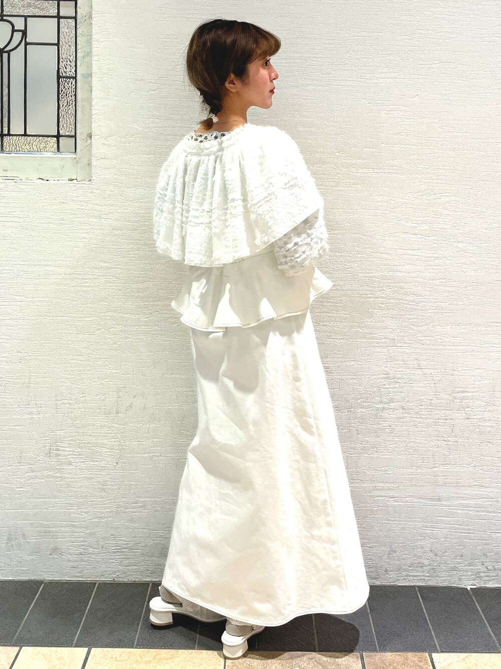 ホワイト系のワンピース、ブルー系のTシャツ/カットソー、ホワイト系のシャツ/ブラウスを着用したレディースの春コーディネートの3枚目の写真