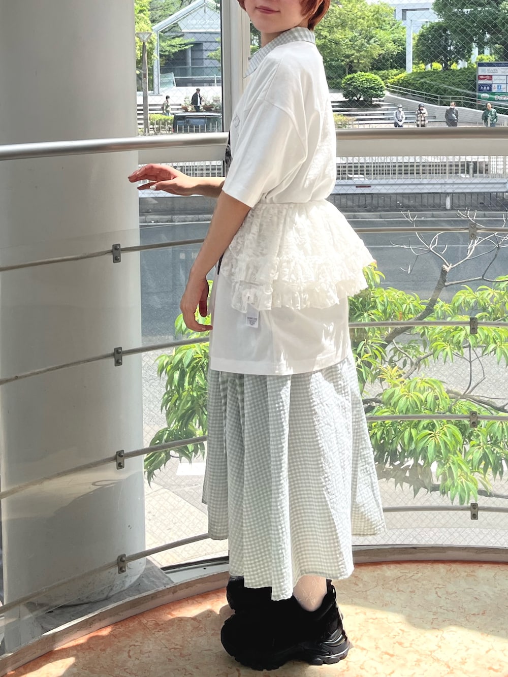 ホワイト系のTシャツ/カットソー、グリーン系のワンピース、ブラック系のスニーカーを着用したレディースの夏コーディネートの3枚目の写真