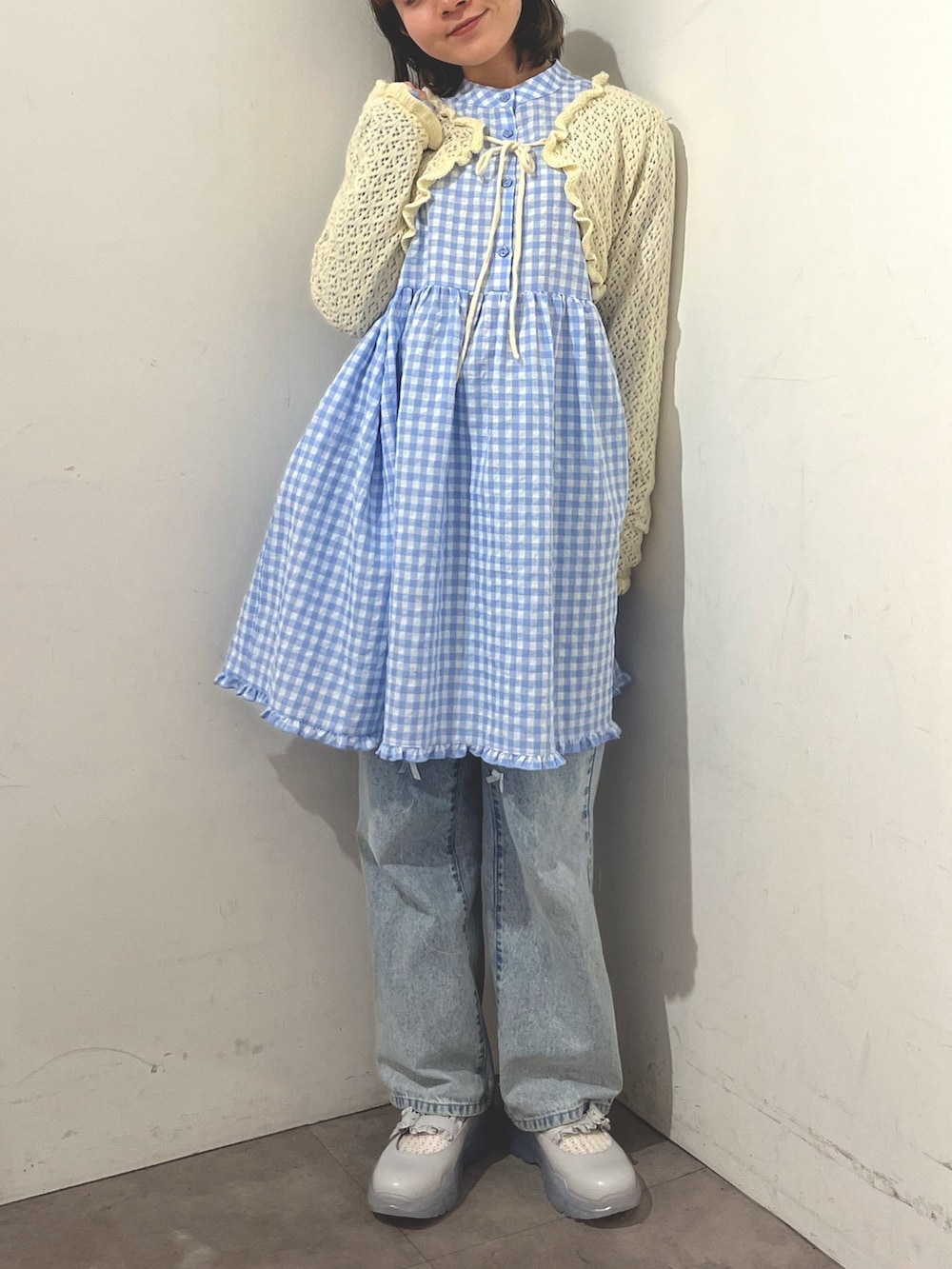 ブルー系のワンピース、ホワイト系のカーディガン/ボレロ、ブルー系のデニムパンツを着用したレディースの春コーディネートの5枚目の写真