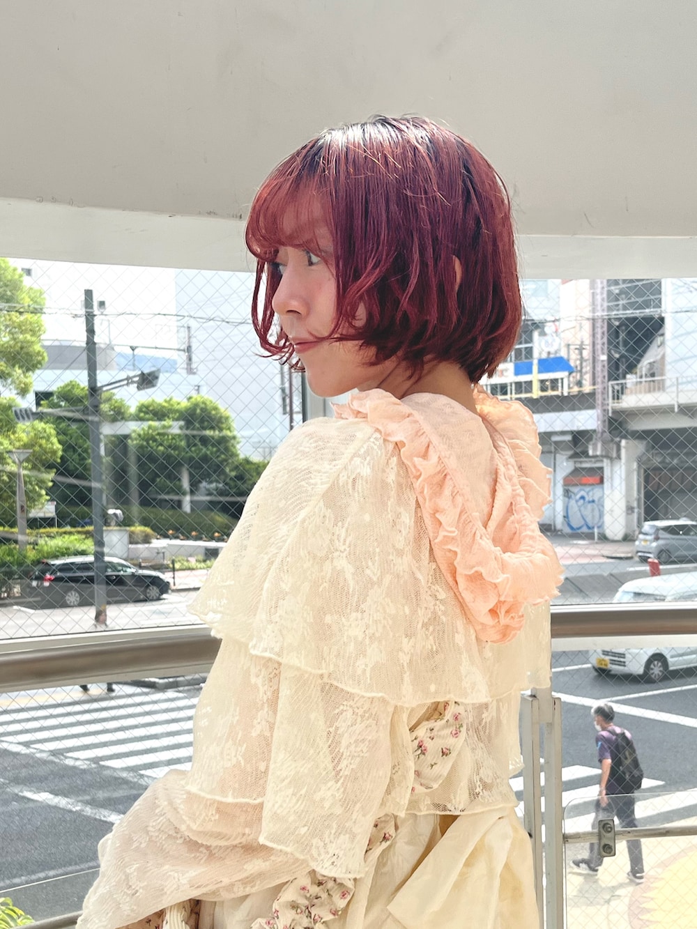 ホワイト系のワンピース、ピンク系のショルダーバッグ、ホワイト系のシャツ/ブラウスを着用したレディースの夏コーディネートの7枚目の写真