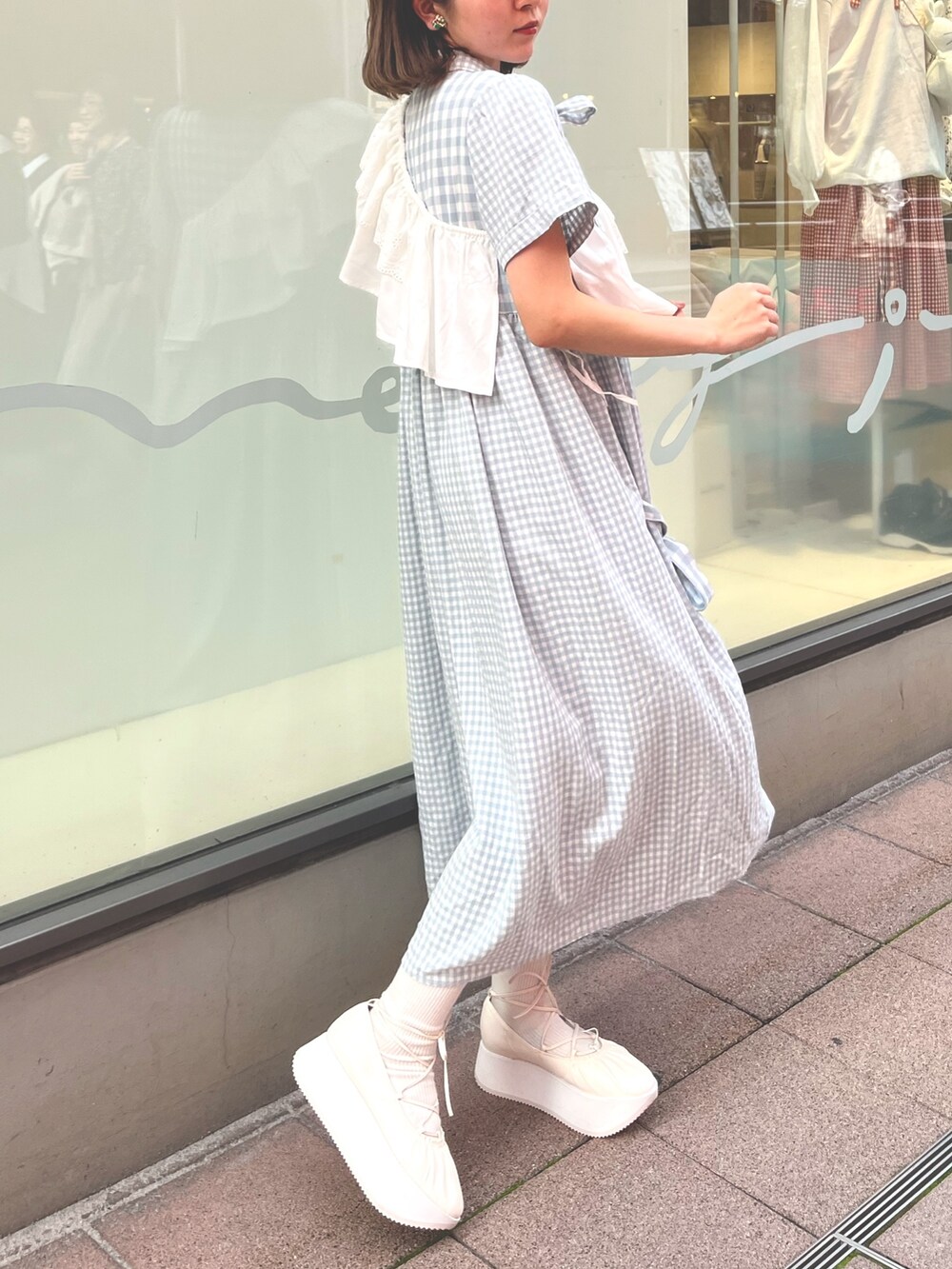 ブルー系のワンピース、ホワイト系のバレエシューズ、ホワイト系の付け襟を着用したレディースの春コーディネートの4枚目の写真