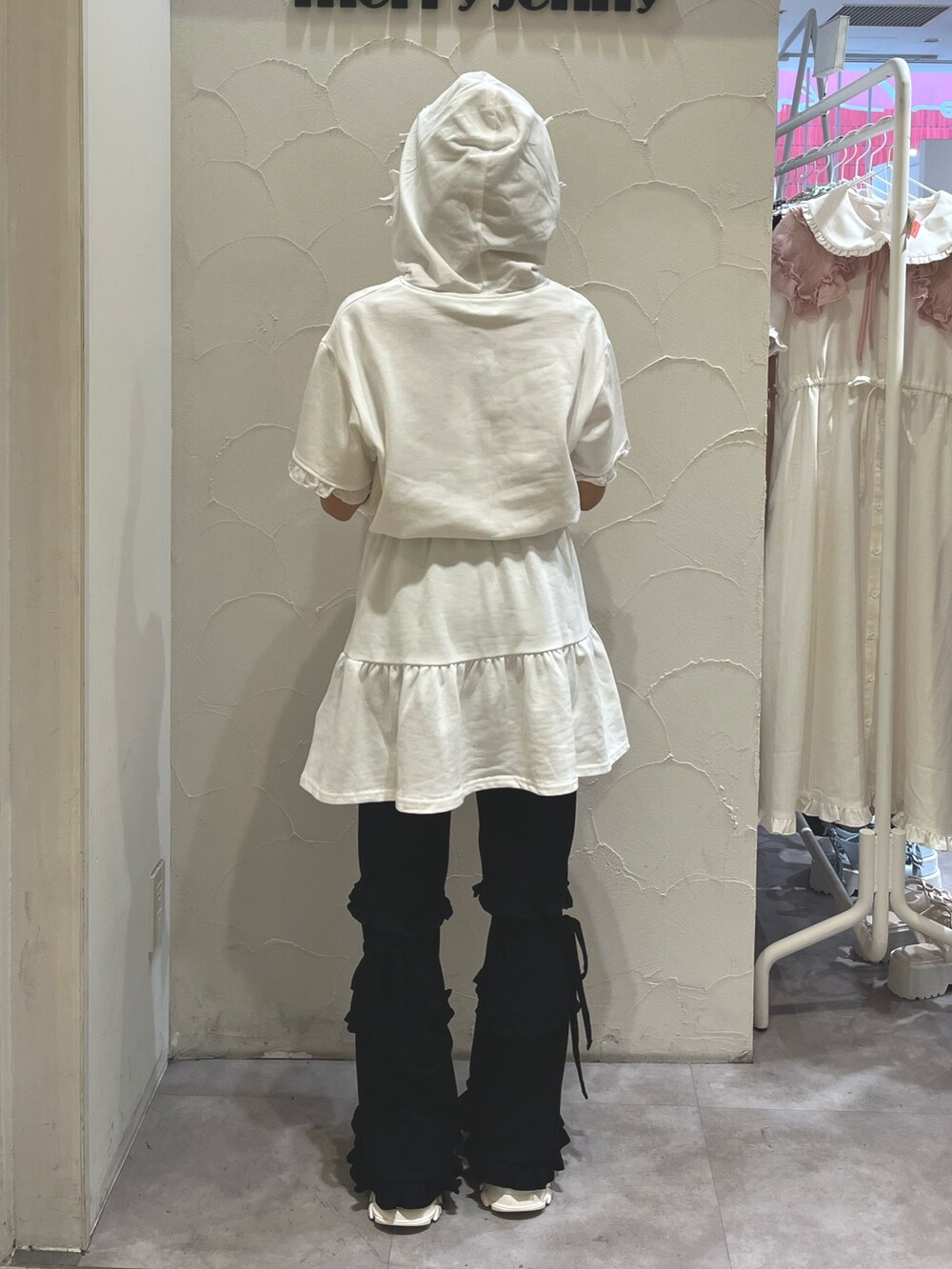 ホワイト系のワンピース、ブラック系のスウェットパンツ、ホワイト系のスニーカーを着用したレディースの夏コーディネートの4枚目の写真