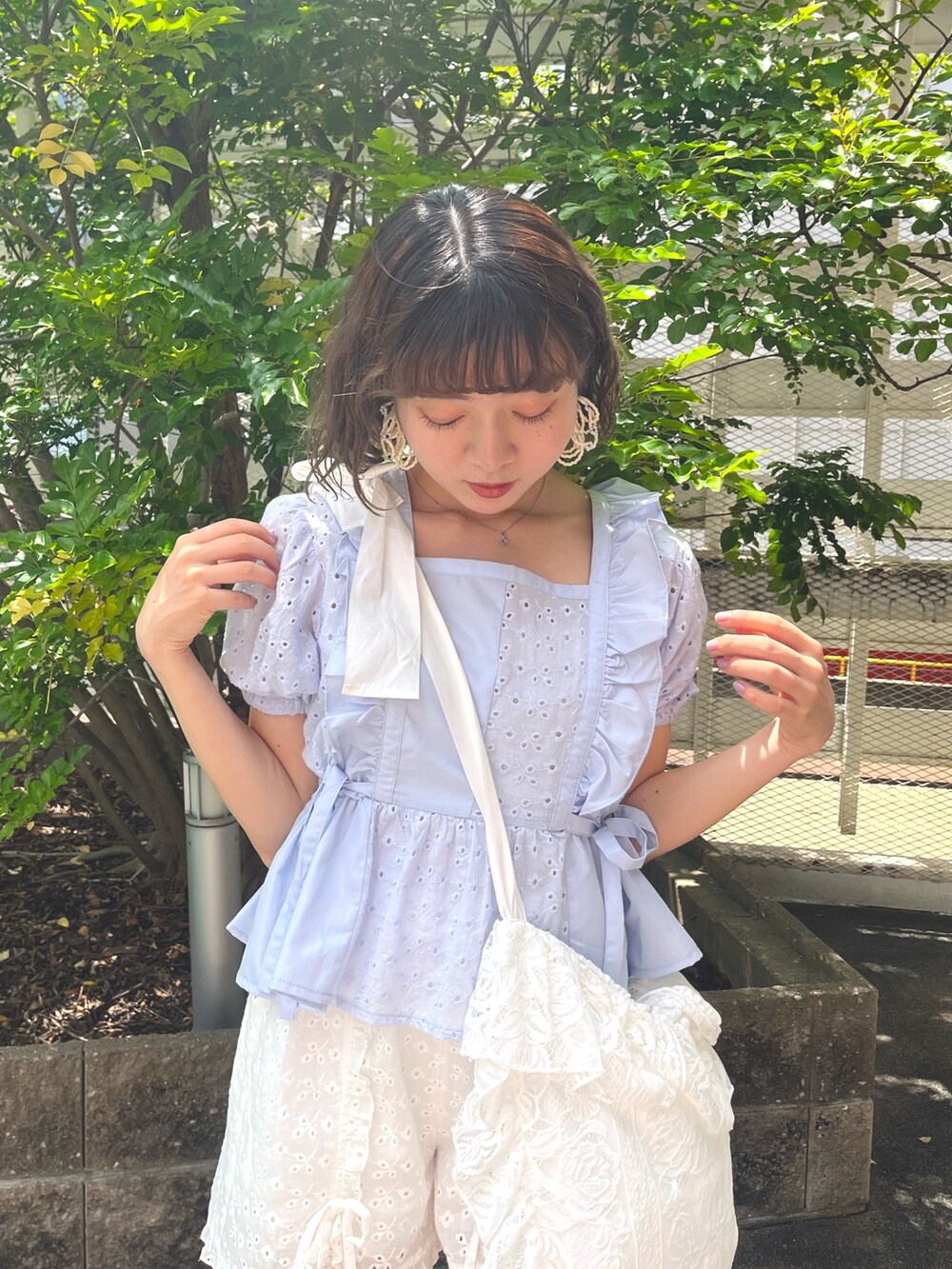 ブルー系のシャツ/ブラウス、ホワイト系のチノパンツ、ホワイト系のスニーカーを着用したレディースの夏コーディネートの6枚目の写真