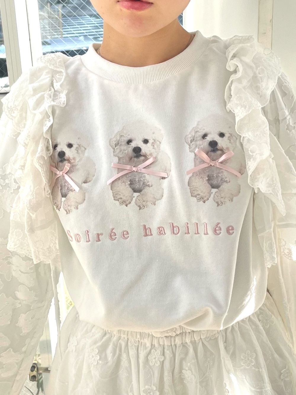 ホワイト系のスウェット、ホワイト系のカーディガン/ボレロ、ホワイト系のスカートを着用したレディースの冬コーディネートの8枚目の写真