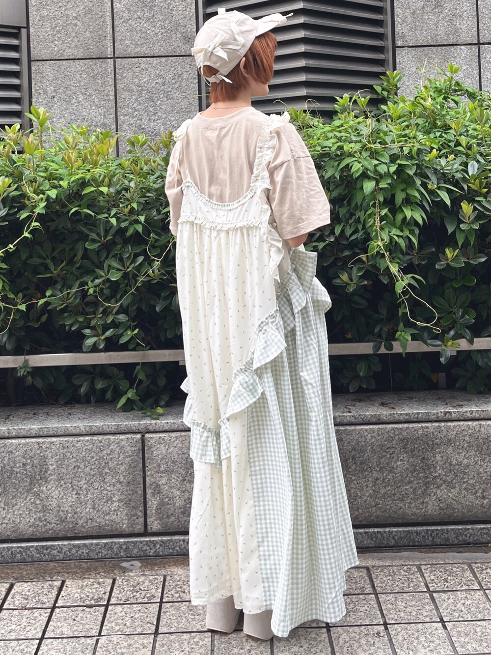 ベージュ系のTシャツ/カットソー、ベージュ系のサンダル、グリーン系のワンピースを着用したレディースの夏コーディネートの3枚目の写真