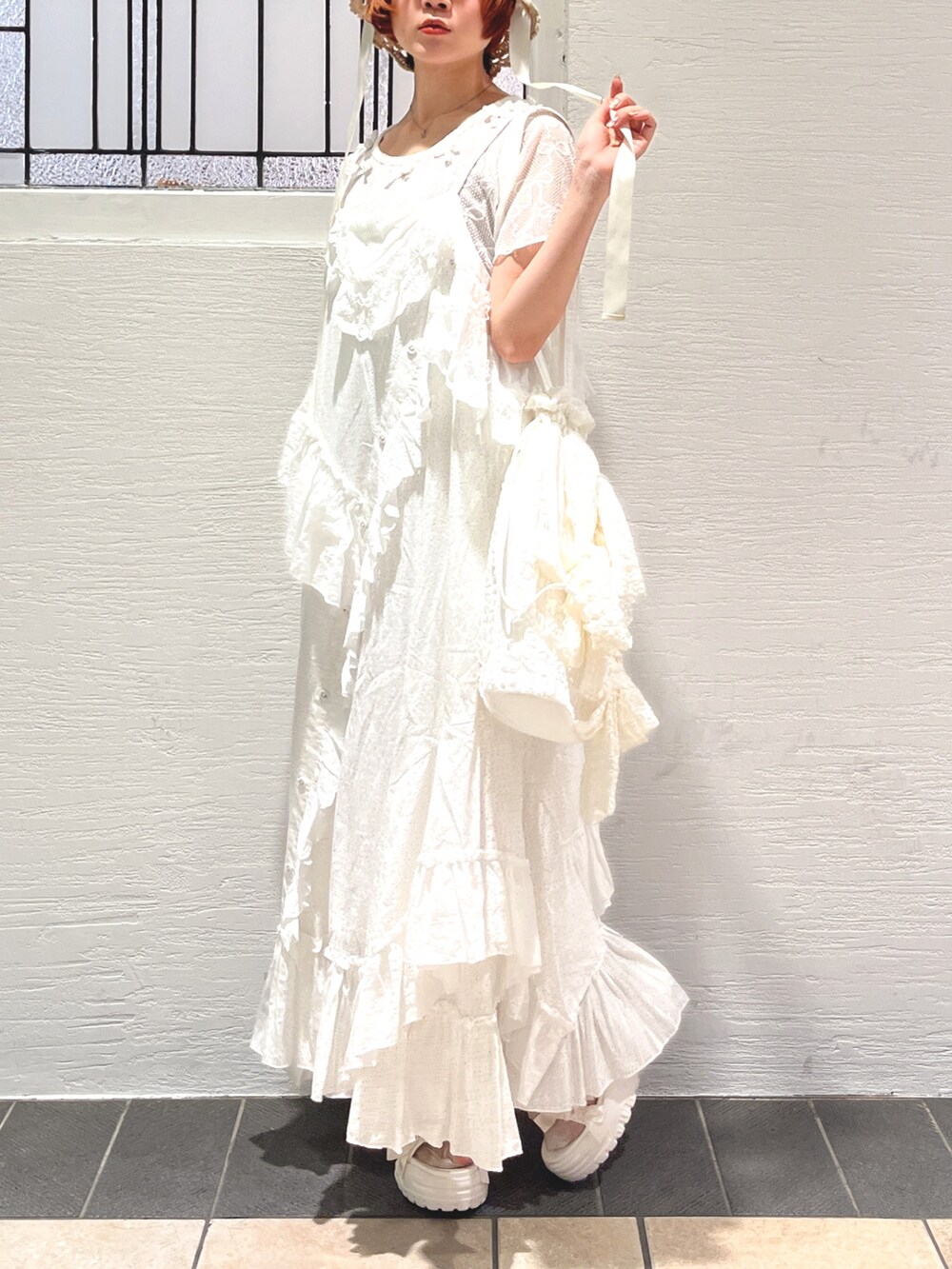 ホワイト系のワンピース、ホワイト系のTシャツ/カットソー、ホワイト系のトートバッグを着用したレディースの夏コーディネートの3枚目の写真